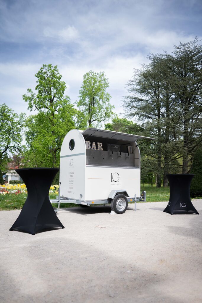Remorque Bar et mange debout en location chez LG Festivités